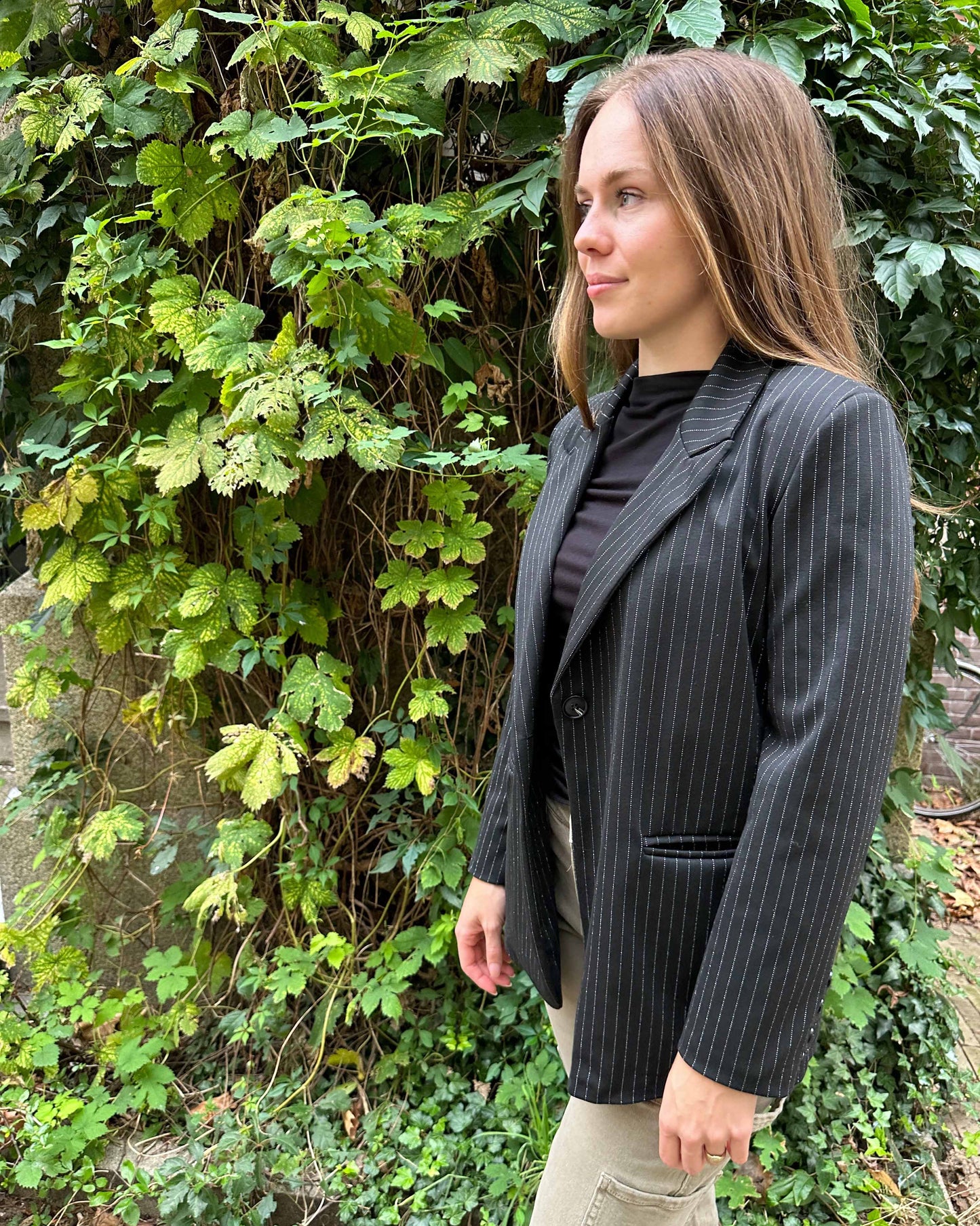 Zwarte dames blazer/cobert met een zilver streepje