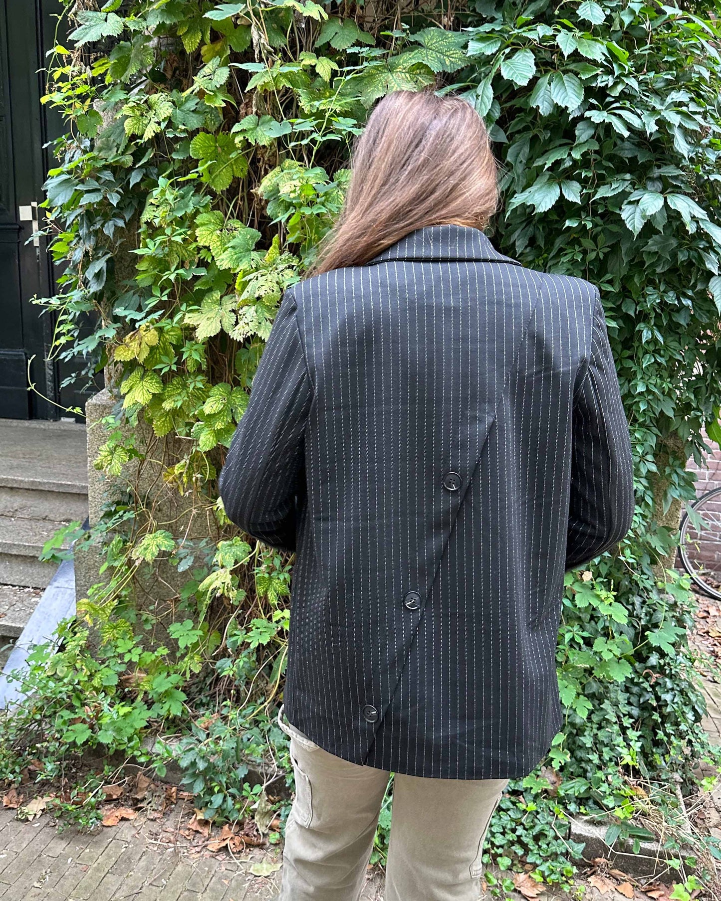 Achterkant zwarte dames blazer/cobert met zilver streepje